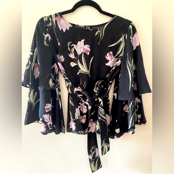 Floral blouse with belt and bell sleeves size s - Picture 1 of 3